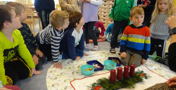 Weihnachtsvorbereitungen im Kindergarten teaser